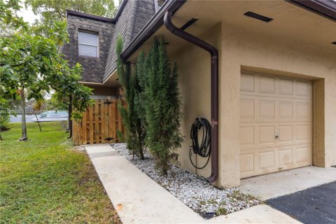 Снять в аренду таунхаус в Майами, Флорида 3 спальни, 134.8м2, № 1956966 - фото 2