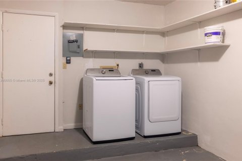 Снять в аренду таунхаус в Майами, Флорида 3 спальни, 134.8м2, № 1956966 - фото 5