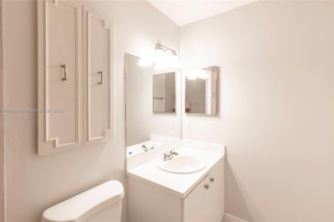 Снять в аренду таунхаус в Майами, Флорида 3 спальни, 134.8м2, № 1956966 - фото 18