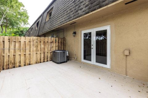 Снять в аренду таунхаус в Майами, Флорида 3 спальни, 134.8м2, № 1956966 - фото 29