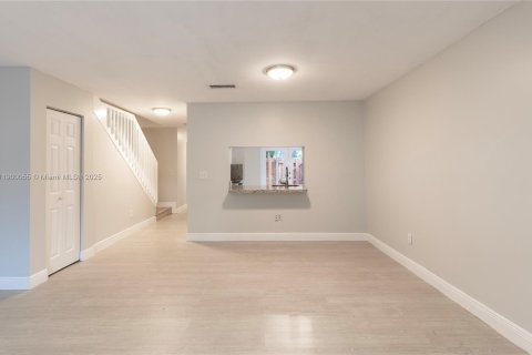 Снять в аренду таунхаус в Майами, Флорида 3 спальни, 134.8м2, № 1956966 - фото 13