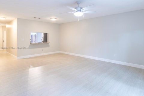 Снять в аренду таунхаус в Майами, Флорида 3 спальни, 134.8м2, № 1956966 - фото 11