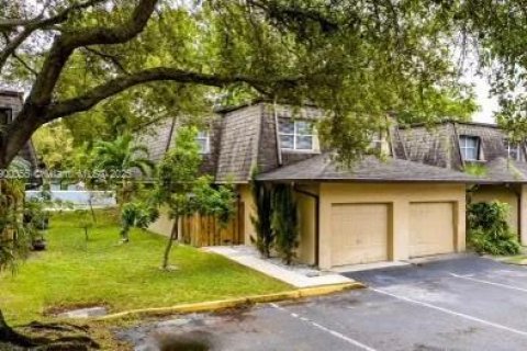 Снять в аренду таунхаус в Майами, Флорида 3 спальни, 134.8м2, № 1956966 - фото 1