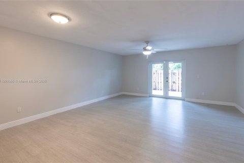 Снять в аренду таунхаус в Майами, Флорида 3 спальни, 134.8м2, № 1956966 - фото 10