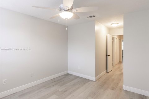 Снять в аренду таунхаус в Майами, Флорида 3 спальни, 134.8м2, № 1956966 - фото 25