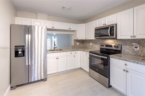 Снять в аренду таунхаус в Майами, Флорида 3 спальни, 134.8м2, № 1956966 - фото 8