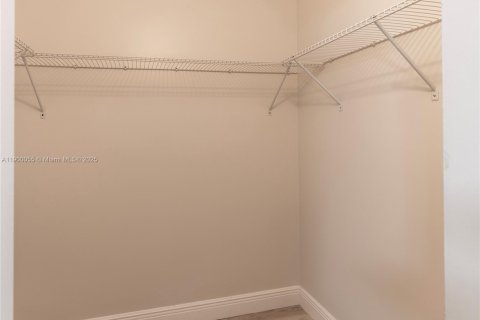 Снять в аренду таунхаус в Майами, Флорида 3 спальни, 134.8м2, № 1956966 - фото 16