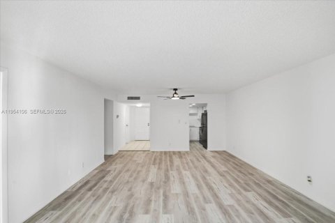 Купить кондоминиум в Лодерхилл, Флорида 2 спальни, 80.82м2, № 2009083 - фото 2