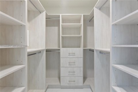 Condo in Miami, Florida, 2 bedrooms  № 2007106 - photo 8