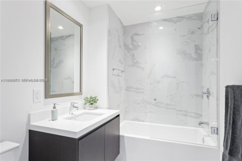 Condo in Miami, Florida, 2 bedrooms  № 2007106 - photo 11