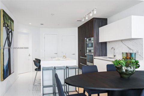 Condo in Miami, Florida, 2 bedrooms  № 2007106 - photo 5