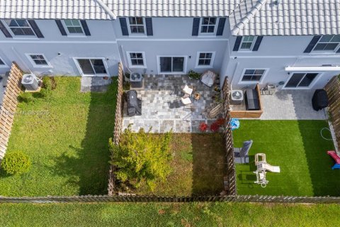 Купить таунхаус в Корал-Спрингс, Флорида 3 спальни, 124.86м2, № 1923781 - фото 27