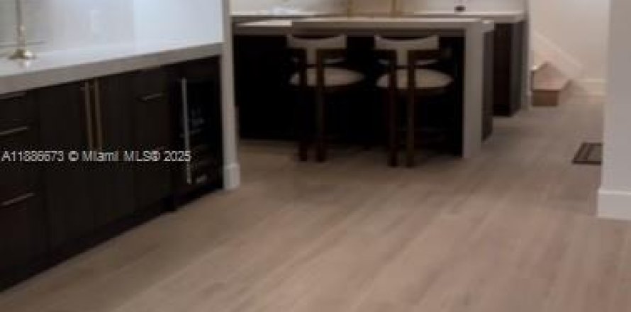 House in Coral Gables, Florida 3 bedrooms, 204.01 sq.m. № 1949501