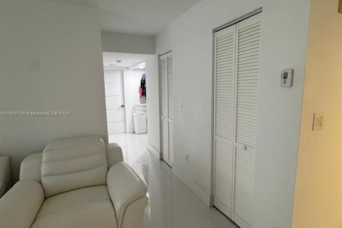 Condo in Miami Beach, Florida, 1 bedroom  № 2022513 - photo 9