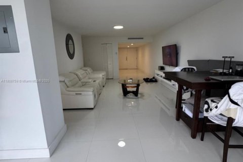 Condo in Miami Beach, Florida, 1 bedroom  № 2022513 - photo 3