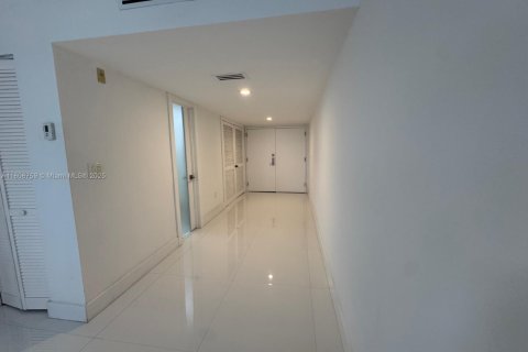 Condo in Miami Beach, Florida, 1 bedroom  № 2022513 - photo 2