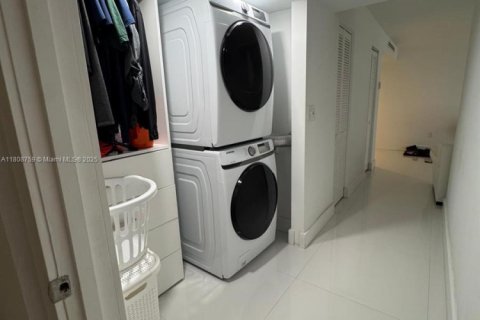 Condo in Miami Beach, Florida, 1 bedroom  № 2022513 - photo 15