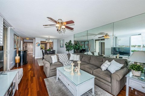 Condo in Saint Petersburg, Florida, 2 bedrooms  № 1871095 - photo 13