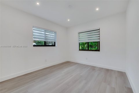 House in Palmetto Bay, Florida 4 bedrooms, 225.38 sq.m. № 2073733 - photo 12