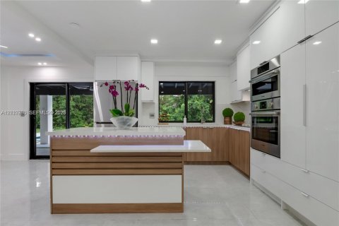 House in Palmetto Bay, Florida 4 bedrooms, 225.38 sq.m. № 2073733 - photo 3
