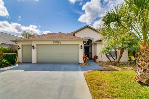 House in Land O' Lakes, Florida 3 bedrooms, 169.08 sq.m. № 2098106