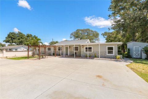 Commercial property in Pinellas Park, Florida 4 bedrooms, 252.14 sq.m. № 2354574