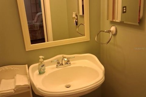 Condo in Pinellas Park, Florida, 1 bedroom № 2122896 - photo 8