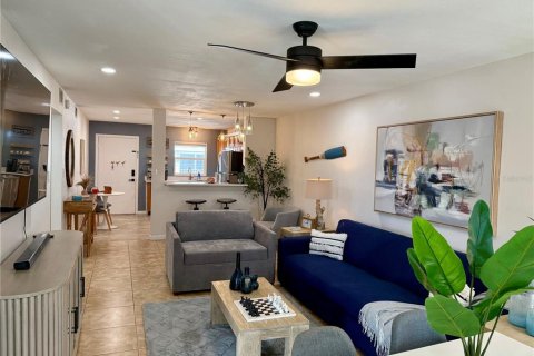 Condominio en alquiler en Saint Pete Beach, Florida, 1 dormitorio, 72 m2 № 1906735 - foto 1