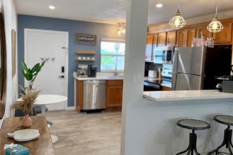 Condominio en alquiler en Saint Pete Beach, Florida, 1 dormitorio, 72 m2 № 1906735 - foto 11