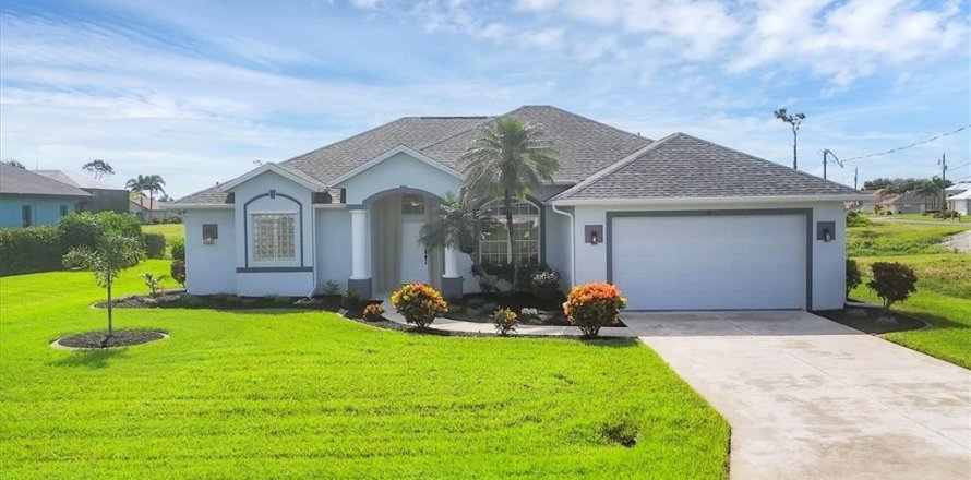 House in Rotonda, Florida 3 bedrooms, 195.47 sq.m. № 1914316