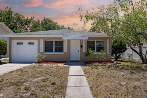 House in Bradenton, Florida 2 bedrooms, 113.15 sq.m. № 2150341