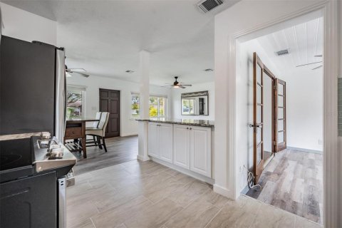 Villa ou maison à louer à Largo, Floride: 2 chambres, 92.53 m2 № 2425748 - photo 8