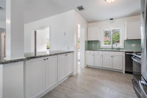 Villa ou maison à louer à Largo, Floride: 2 chambres, 92.53 m2 № 2425748 - photo 11