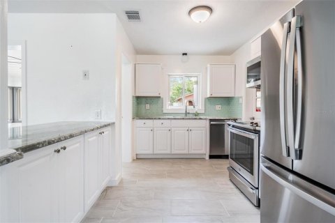 Villa ou maison à louer à Largo, Floride: 2 chambres, 92.53 m2 № 2425748 - photo 5