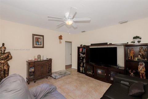 Casa en venta en Hialeah, Florida, 3 dormitorios, 117.06 m2 № 2061521 - foto 8
