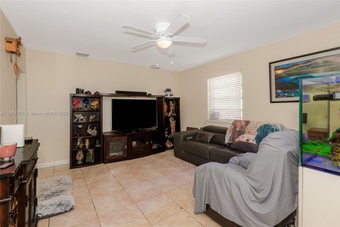 Casa en venta en Hialeah, Florida, 3 dormitorios, 117.06 m2 № 2061521 - foto 7