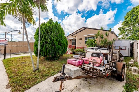 Casa en venta en Hialeah, Florida, 3 dormitorios, 117.06 m2 № 2061521 - foto 3