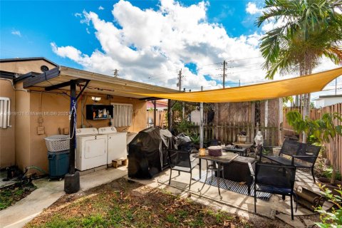 Casa en venta en Hialeah, Florida, 3 dormitorios, 117.06 m2 № 2061521 - foto 27