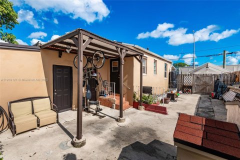 Casa en venta en Hialeah, Florida, 3 dormitorios, 117.06 m2 № 2061521 - foto 13