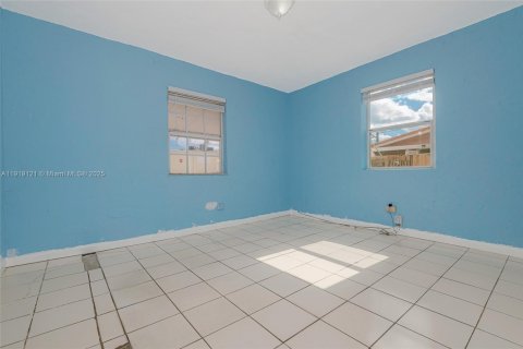 Casa en venta en Hialeah, Florida, 3 dormitorios, 117.06 m2 № 2061521 - foto 9