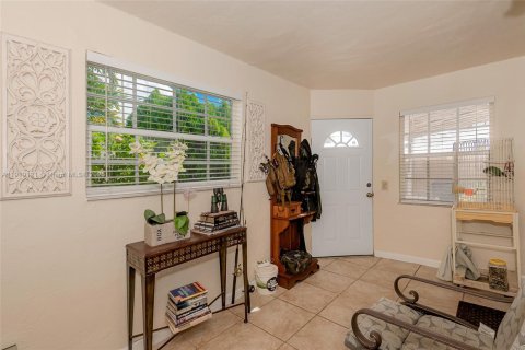 Casa en venta en Hialeah, Florida, 3 dormitorios, 117.06 m2 № 2061521 - foto 4
