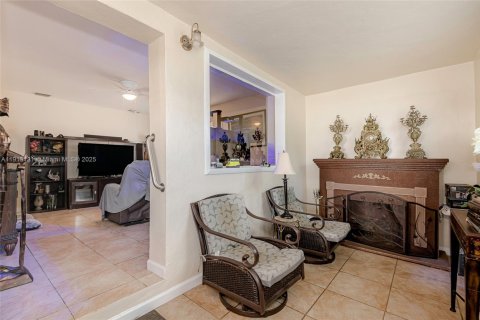 Casa en venta en Hialeah, Florida, 3 dormitorios, 117.06 m2 № 2061521 - foto 5