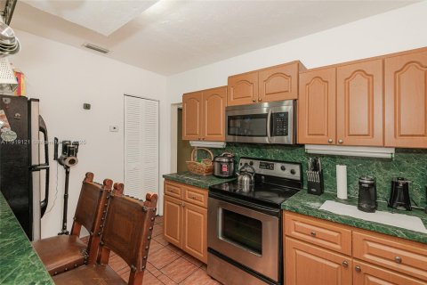 Casa en venta en Hialeah, Florida, 3 dormitorios, 117.06 m2 № 2061521 - foto 17