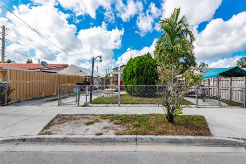 Casa en venta en Hialeah, Florida, 3 dormitorios, 117.06 m2 № 2061521 - foto 2