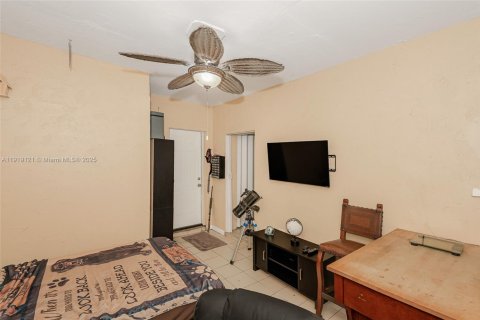 Casa en venta en Hialeah, Florida, 3 dormitorios, 117.06 m2 № 2061521 - foto 21