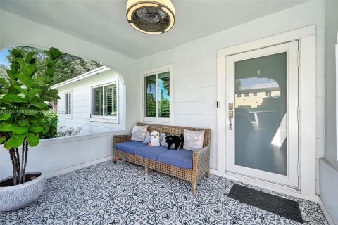 Купить виллу или дом в Майами, Флорида 6 комнат, 128.86м2, № 1954329 - фото 1