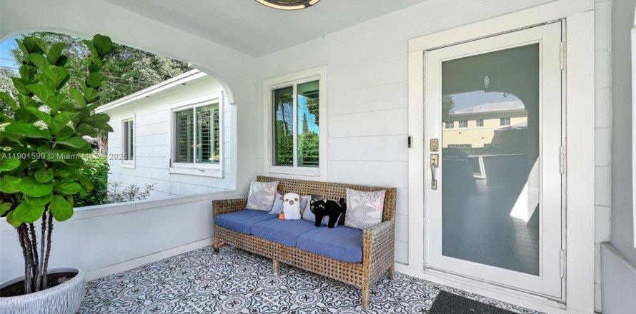 Дом в Майами, Флорида 6 комнат, 128.86м2 № 1954329