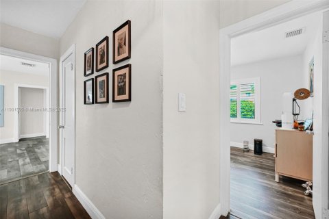 House in Miami, Florida 3 bedrooms, 128.86 sq.m. № 1954329 - photo 20