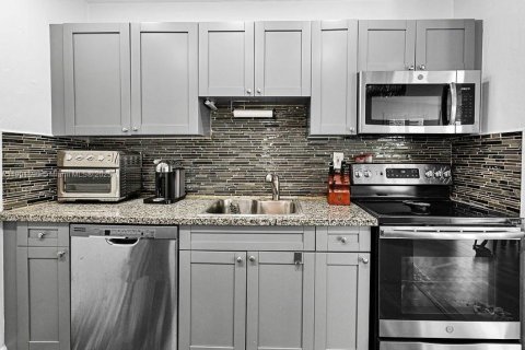 House in Miami, Florida 3 bedrooms, 128.86 sq.m. № 1954329 - photo 10