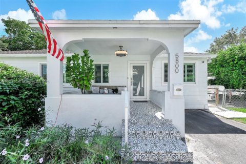 Купить виллу или дом в Майами, Флорида 6 комнат, 128.86м2, № 1954329 - фото 2